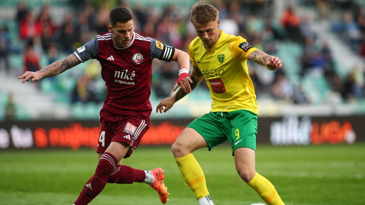 Timotej Jambor (vpravo) a Kristián Koštrna v zápase MŠK Žilina - FK Železiarne Podbrezová v 1. kole skupiny o titul v Niké lige.
