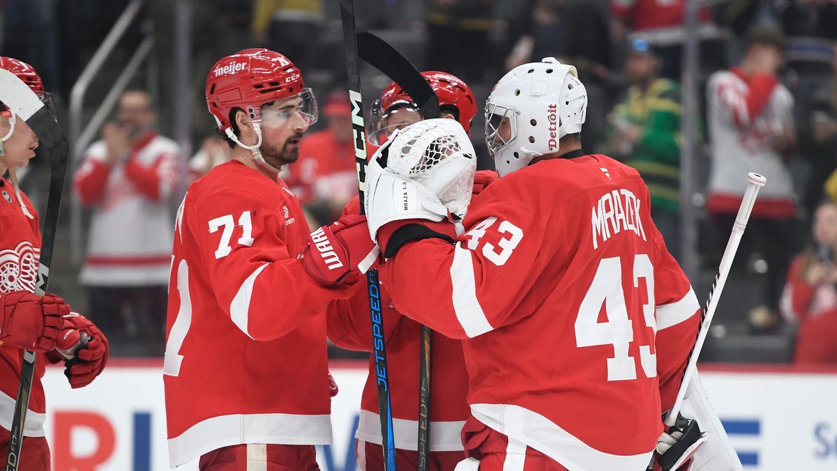Dylan Larkin a brankár Petr Mrázek v drese Detroit Red Wings.