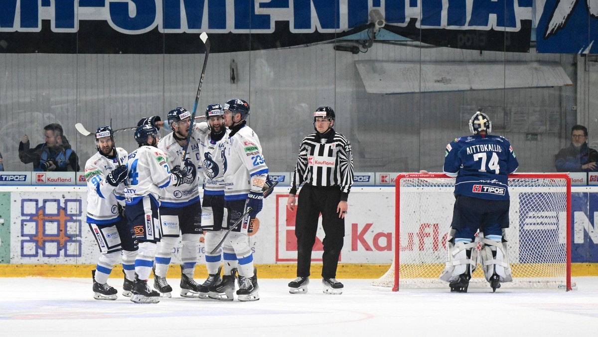 Hokejisti Popradu sa tešia z gólu v piatom zápase štvrťfinále play-off Tipos extraligy HK Nitra - HK Poprad.