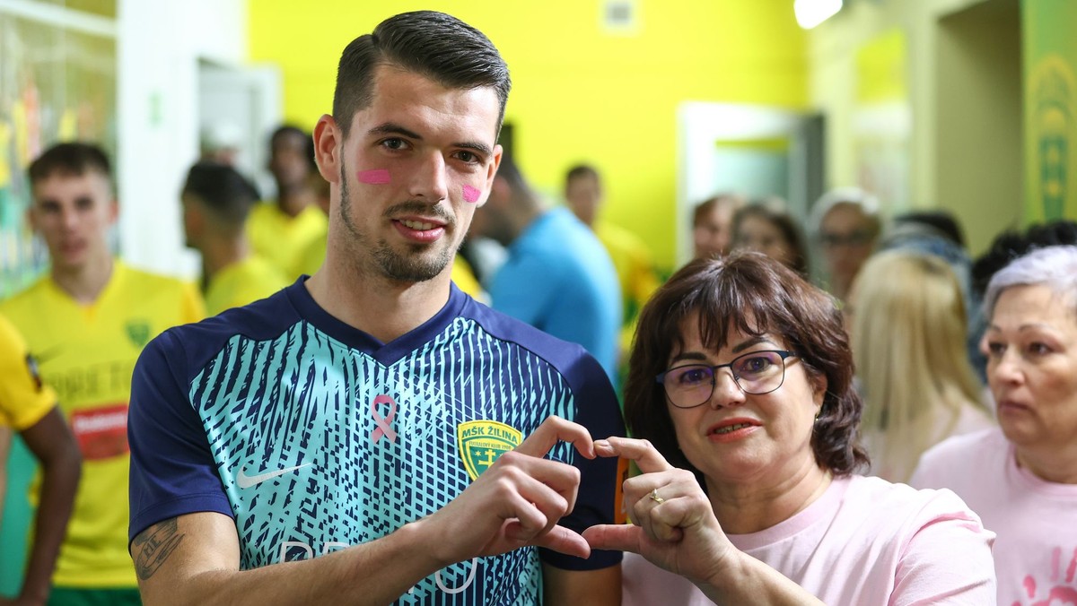 Vľavo brankár Ľubomír Belko.