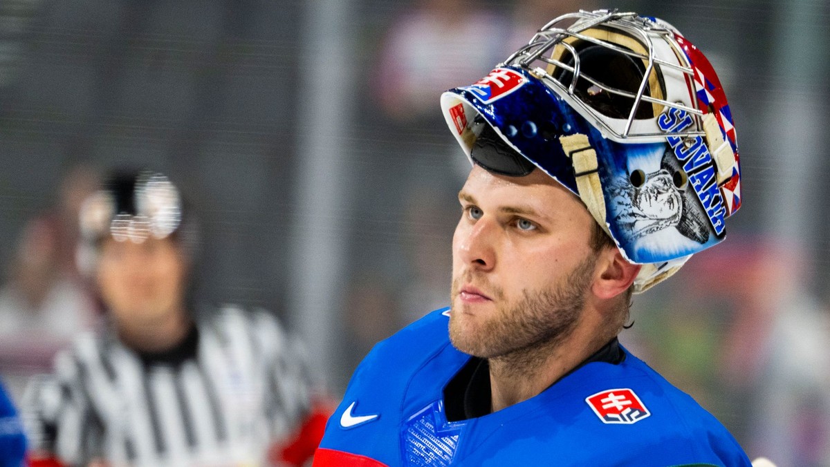 Slovenský brankár Samuel Hlavaj v zápase základnej A- skupiny Slovensko - Slovinsko na MS v hokeji 2025. 