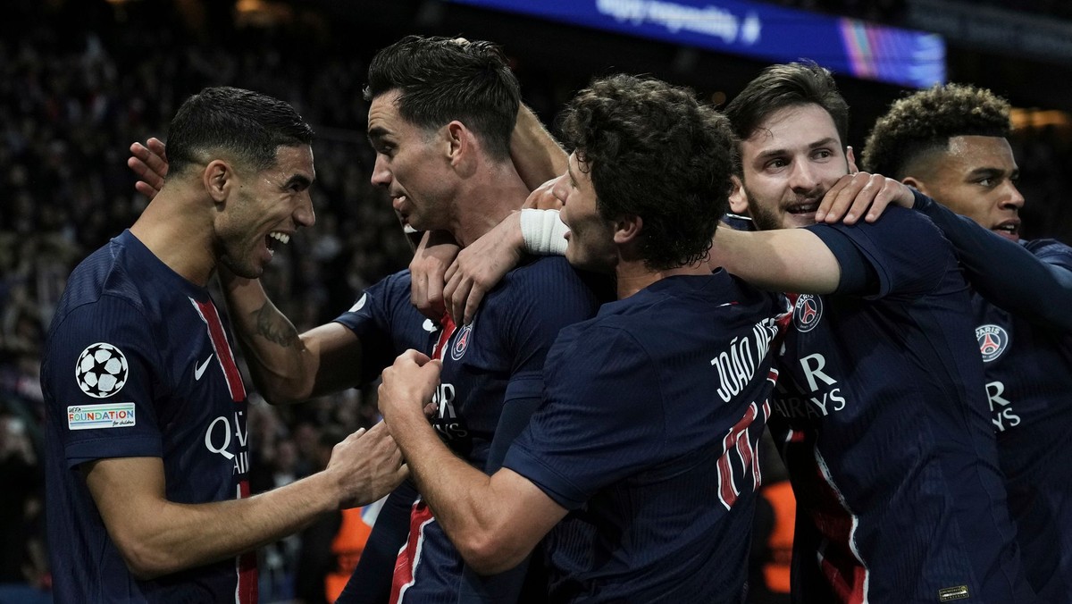 Fabián Ruiz sa so spoluhráčmi teší po strelenom góle v zápase Paríž St. Germain - Arsenal FC v odvete semifinále Ligy majstrov.