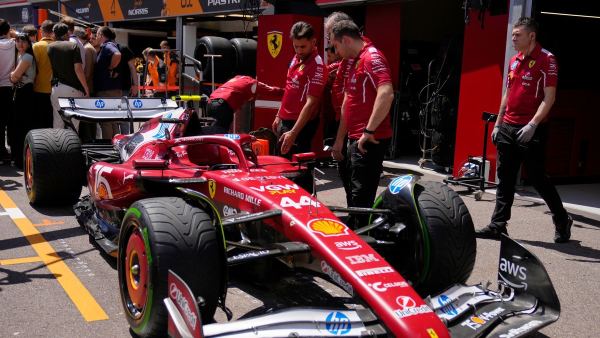 Lewis Hamilton s mechanikmi počas Veľkej ceny Monaka. 