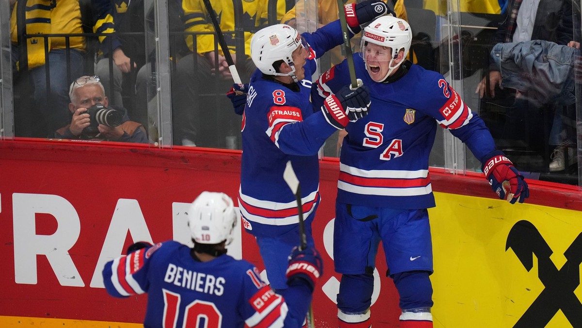 Hokejisti USA oslavujú postup do finále MS v hokeji 2025. 