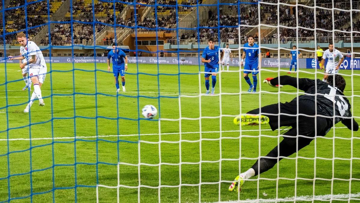 Ondrej Duda kope penaltu a grécky brankár Christos Mandas ju chytá v prípravnom zápase Grécko - Slovensko.
