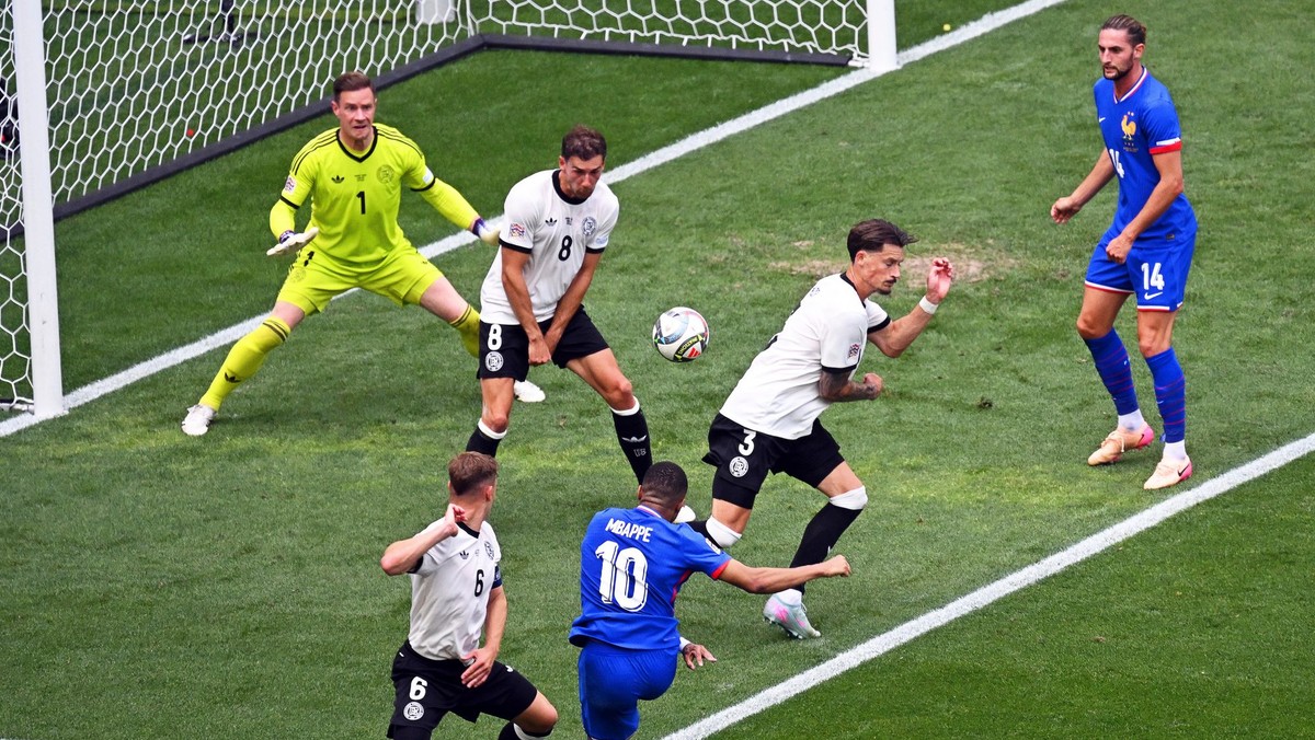 Kylian Mbappé strieľa gól v zápase Nemecko - Francúzsko v súboji o bronz v Lige národov UEFA.