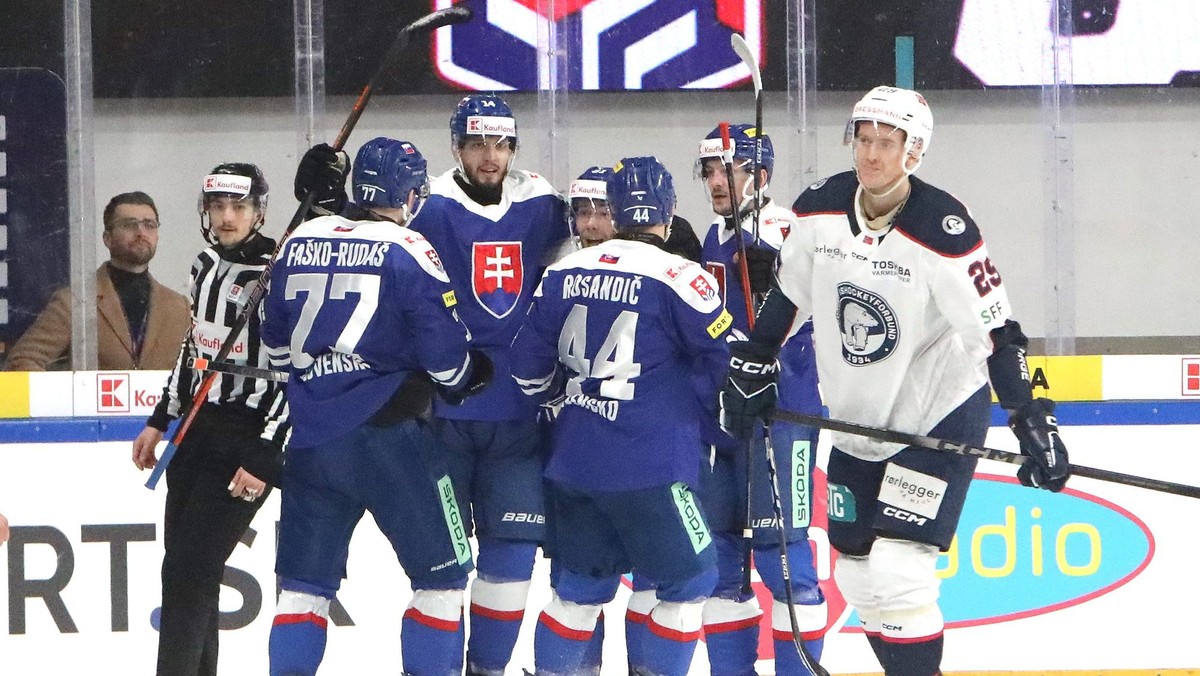 Slovenskí hokejisti oslavujú gól.