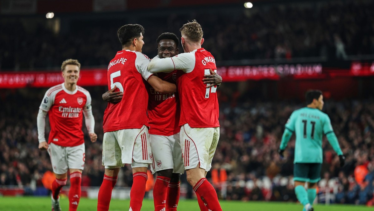 Futbalisti Arsenalu oslavujú gól.