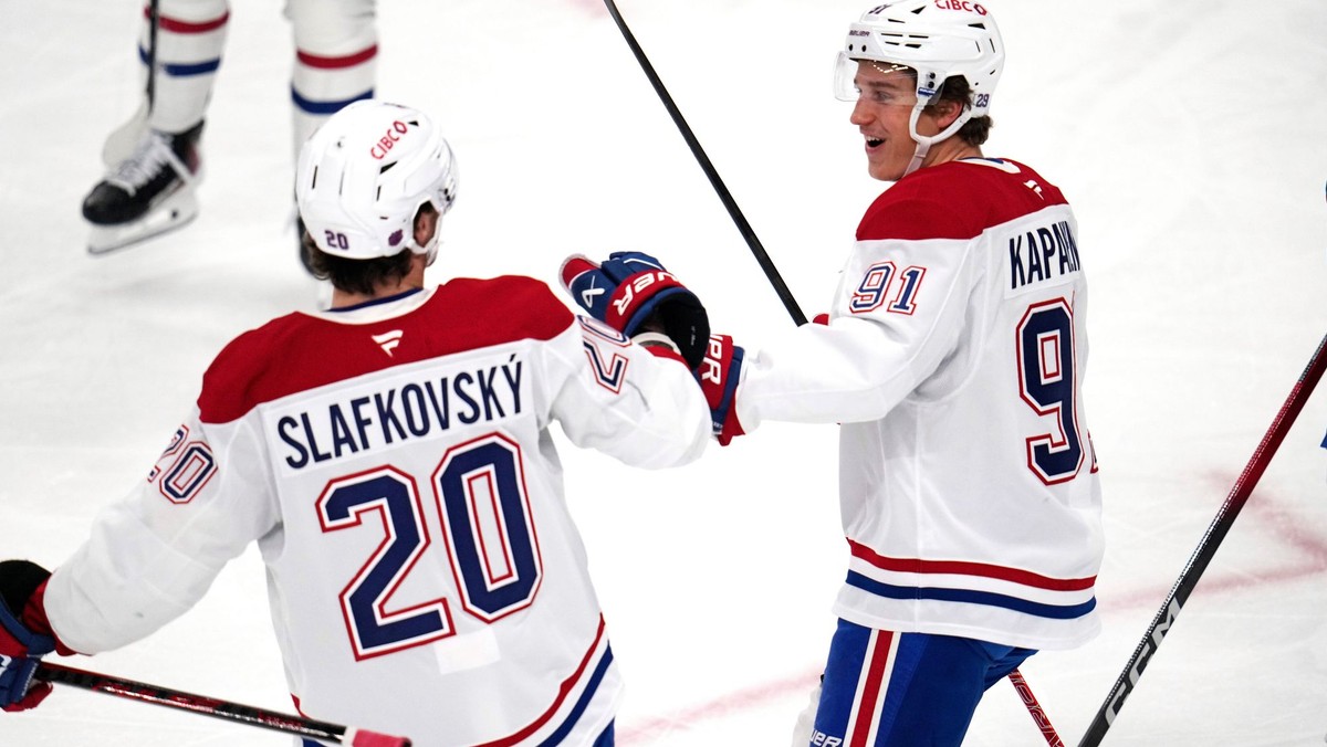 Útočník Montrealu Canadiens Oliver Kapanen oslavuje gól s Jurajom Slafkovským. 