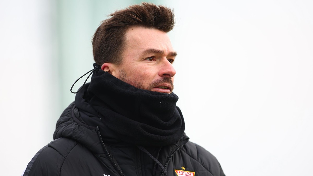 Hlavný tréner Górniku Zabrze Michal Gašparík sleduje svojich zverencov v prípravnom zápase MŠK Žilina - Górnik Zabrze.