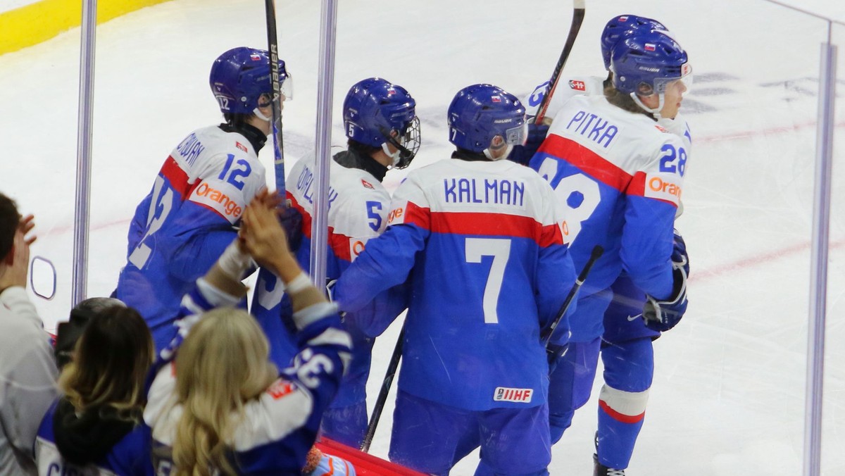 Radosť slovenských hokejistov po strelení gólu na MS U20 2026.