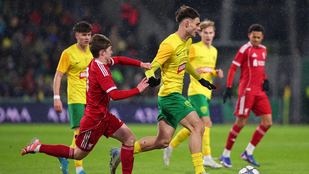 Na snímke v popredí sprava František Kóša (Žilina) a Joseph Upton (Liverpool) bojujú o loptu.