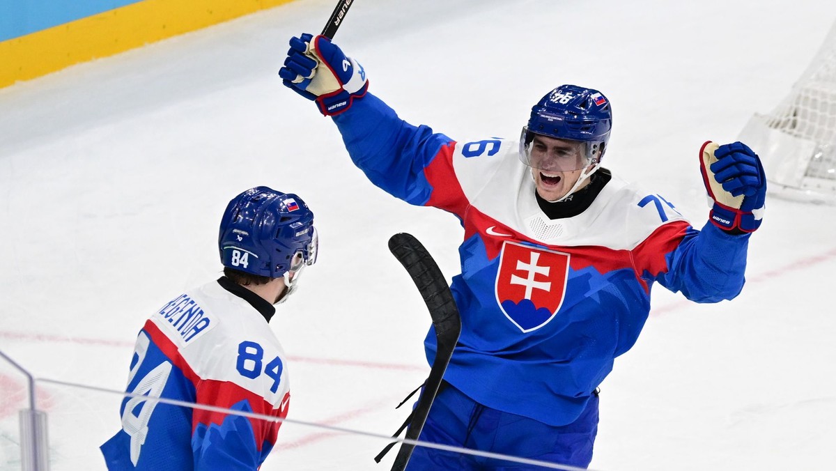 Martin Pospíšil a Pavol Regenda sa radujú z gólu na ZOH 2026. 