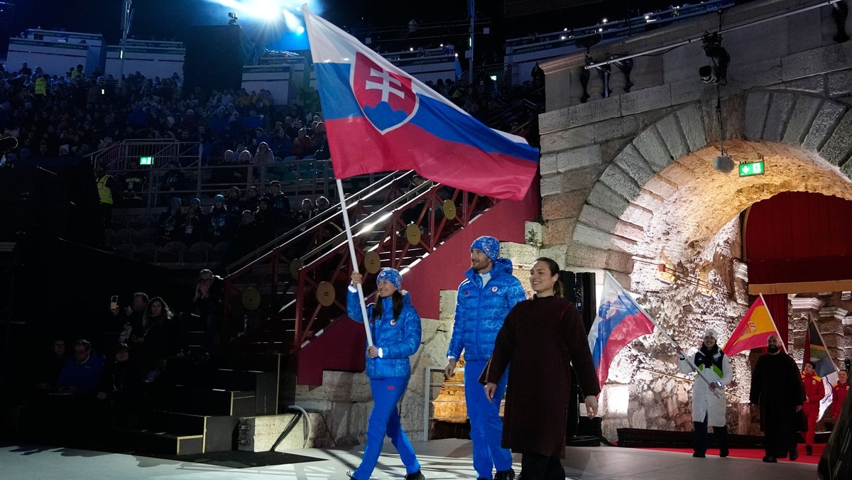 Slovenskú vlajku na záverečnom ceremoniáli ZOH 2026 v Miláne a Cortine d’Ampezzo niesli skialpinisti Jakub Šiarnik a Rebeka Cullyová. 