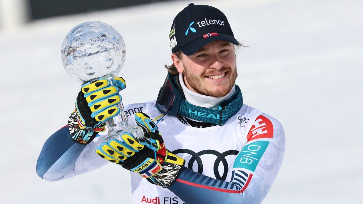 Atle Lie McGrath pózuje s glóbusom za slalom