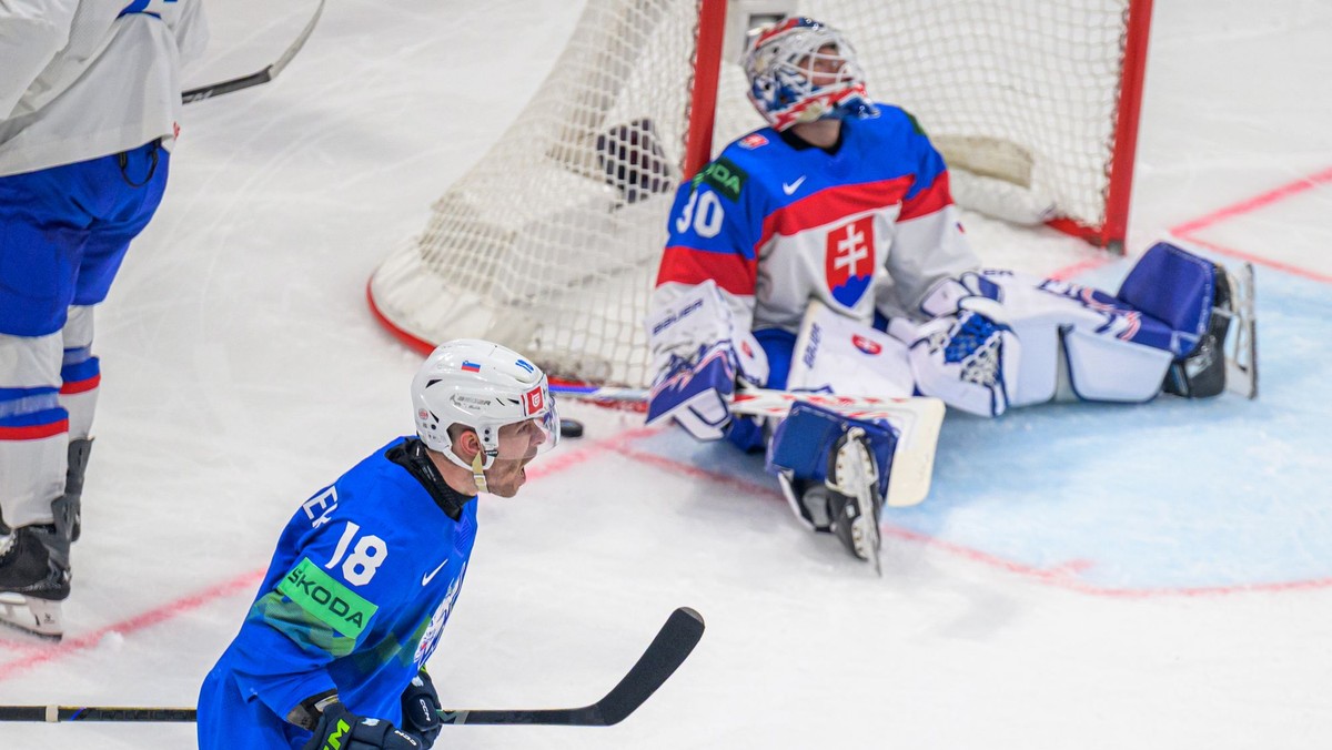 Brankár Adam Gajan inkasuje gól v zápase Slovensko - Slovinsko na MS v hokeji 2026.
