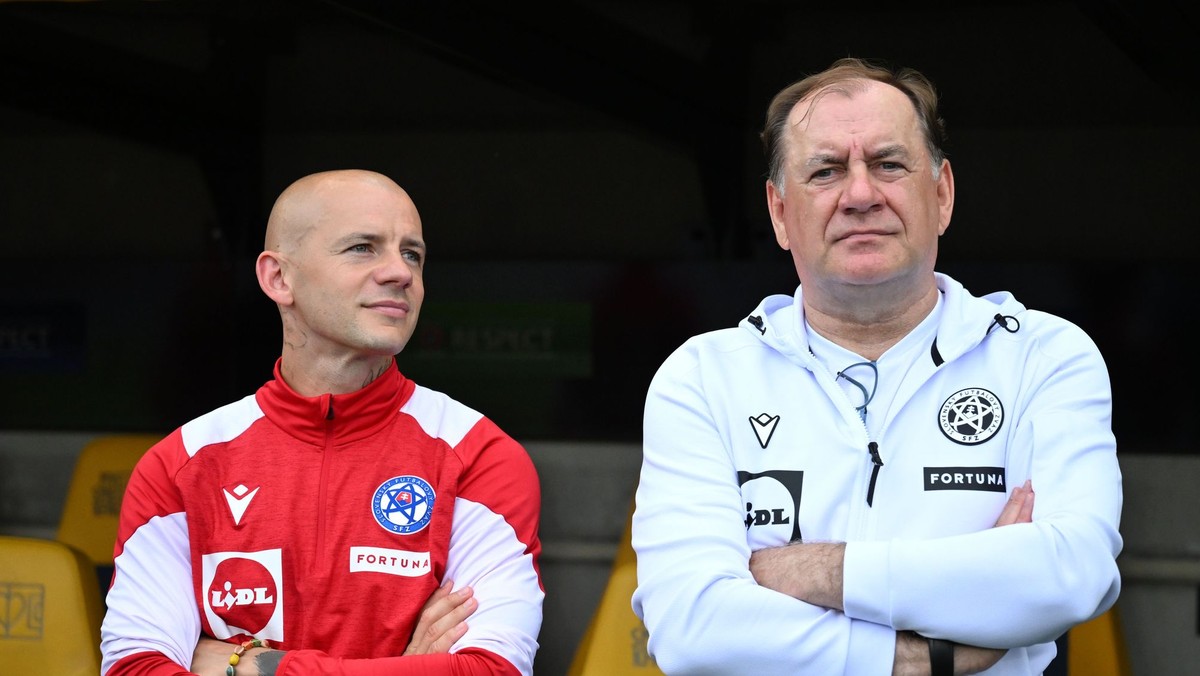 Na snímke zľava asistent hlavného trénera slovenskej futbalovej reprezentácie Vladimír Weiss mladší a hlavný tréner slovenskej futbalovej reprezentácie Vladimír Weiss starší.