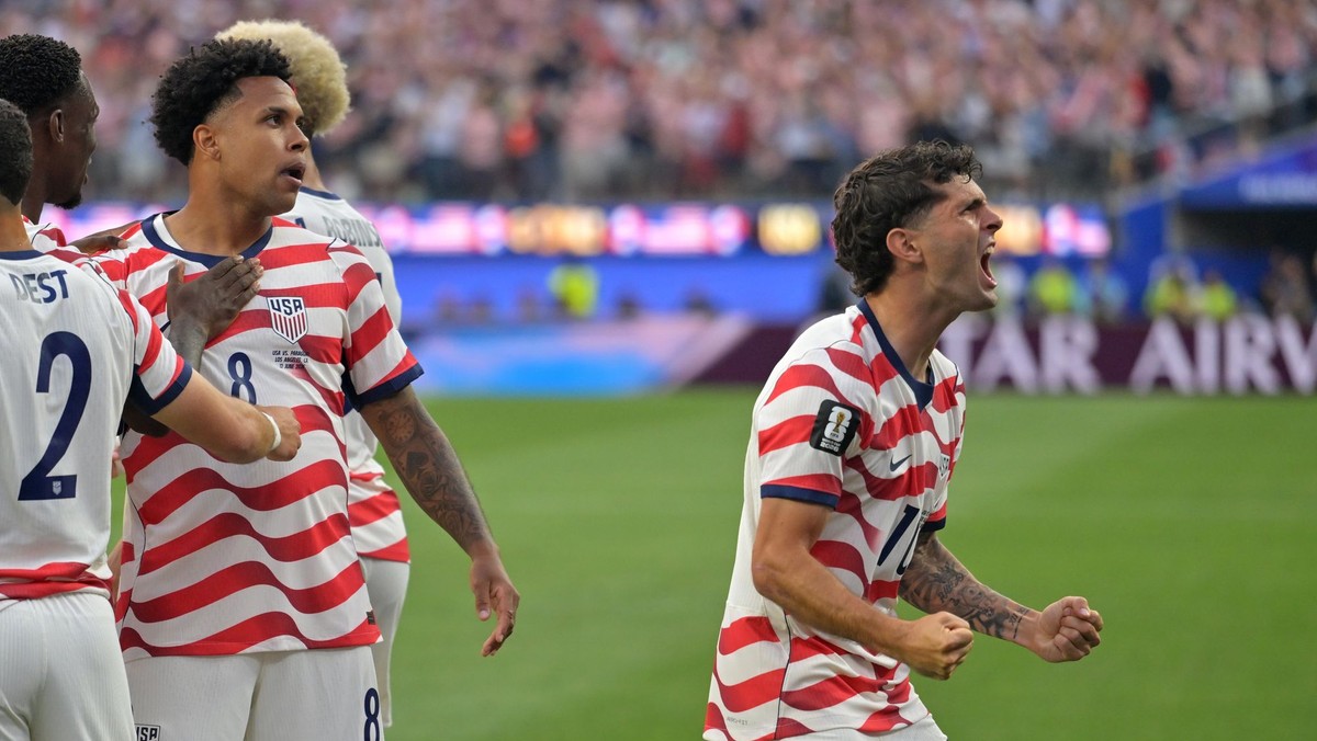 Americký futbalista Christian Pulisic (vpravo) sa teší v zápase proti Paraguaju na MS 2026.