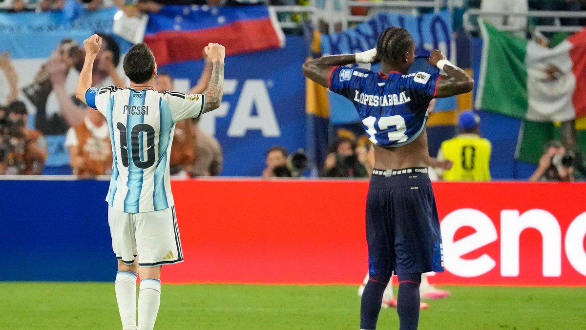 Sidny Lopes Cabral (13) z Kapverd a Lionel Messi (10) z Argentíny reagujú po šestnásťfinálovom zápase majstrovstiev sveta.