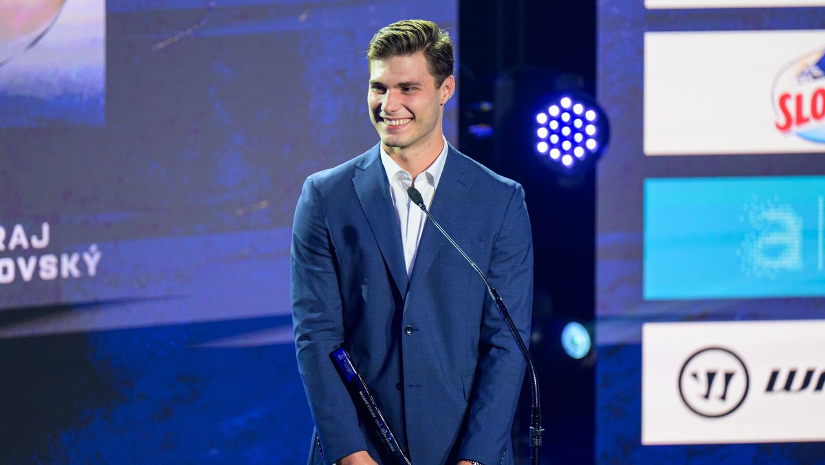 Slovenský hokejista Juraj Slafkovský si preberá cenu pre najlepšieho útočníka počas slávnostného galavečera Hokejista roka 2026.