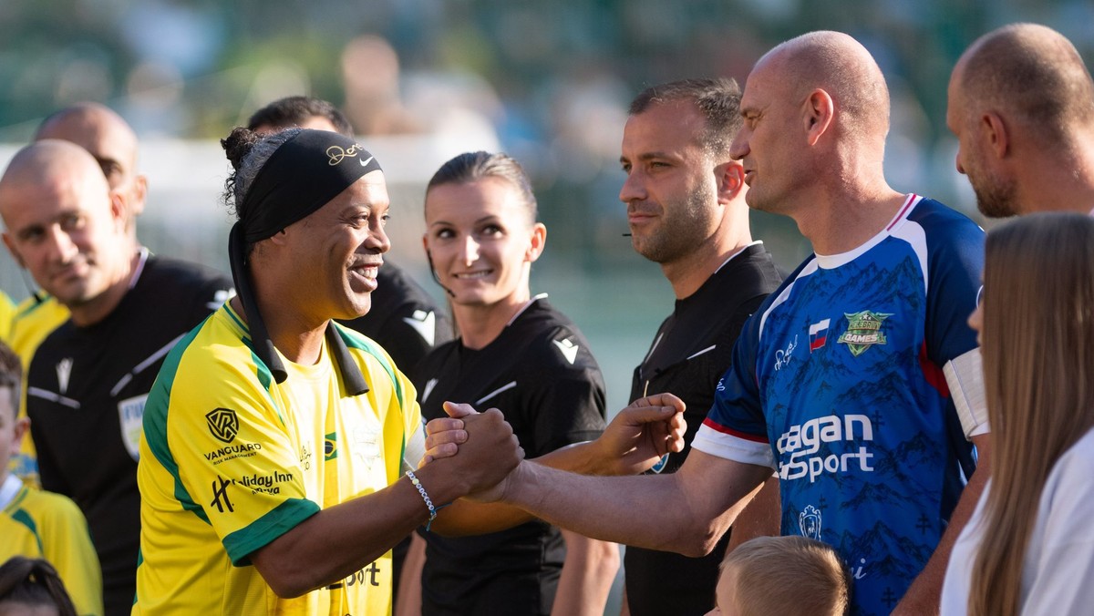 Bývalý brazílsky futbalista Ronaldinho a bývalý slovenský futbalista Miroslav Karhan sa zdravia pred zápasom.