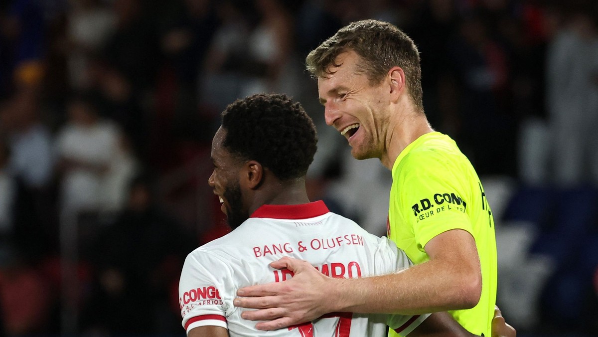 Brankár Lukáš Hrádecký oslavuje po zápase AS Monaco - PSG so Stanisom Idumbom.