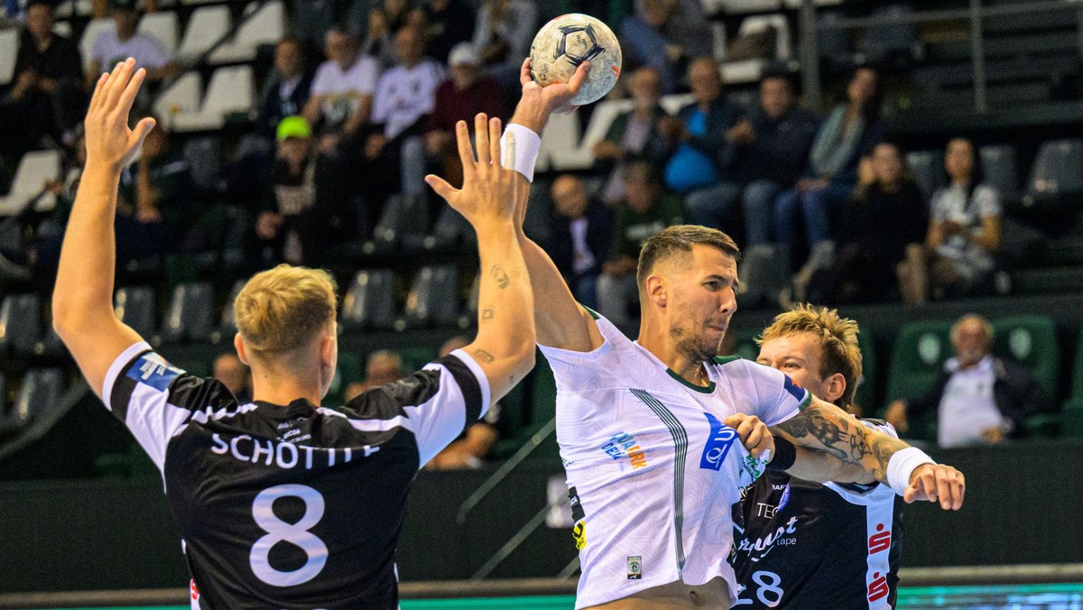 Na snímke zľava Nico Schöttle (Bergischer), Lukáš Urban (Prešov), Tom Bergner (Bergischer) počas zápasu 1. kola D-skupiny Európskej ligy EHF  v hádzanej mužov Tatran Prešov – Bergischer HC.