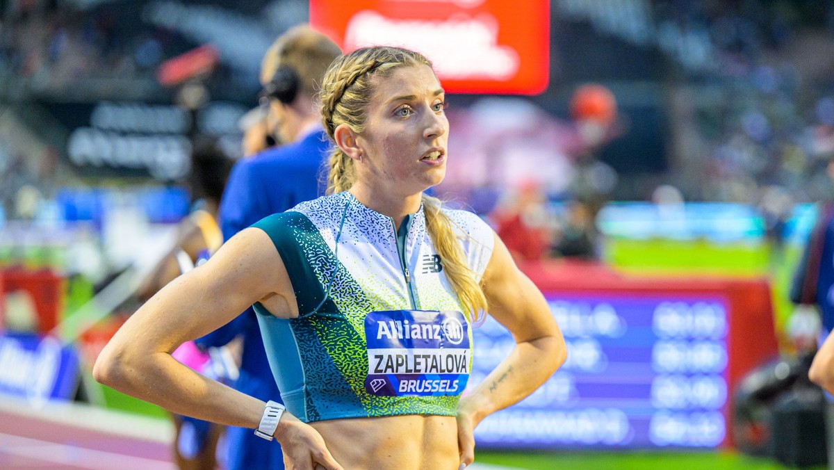 Slovenská atlétka Emma Zapletalová reaguje v cieli po behu na 400 metrov cez prekážky počas finále Diamantovej ligy.