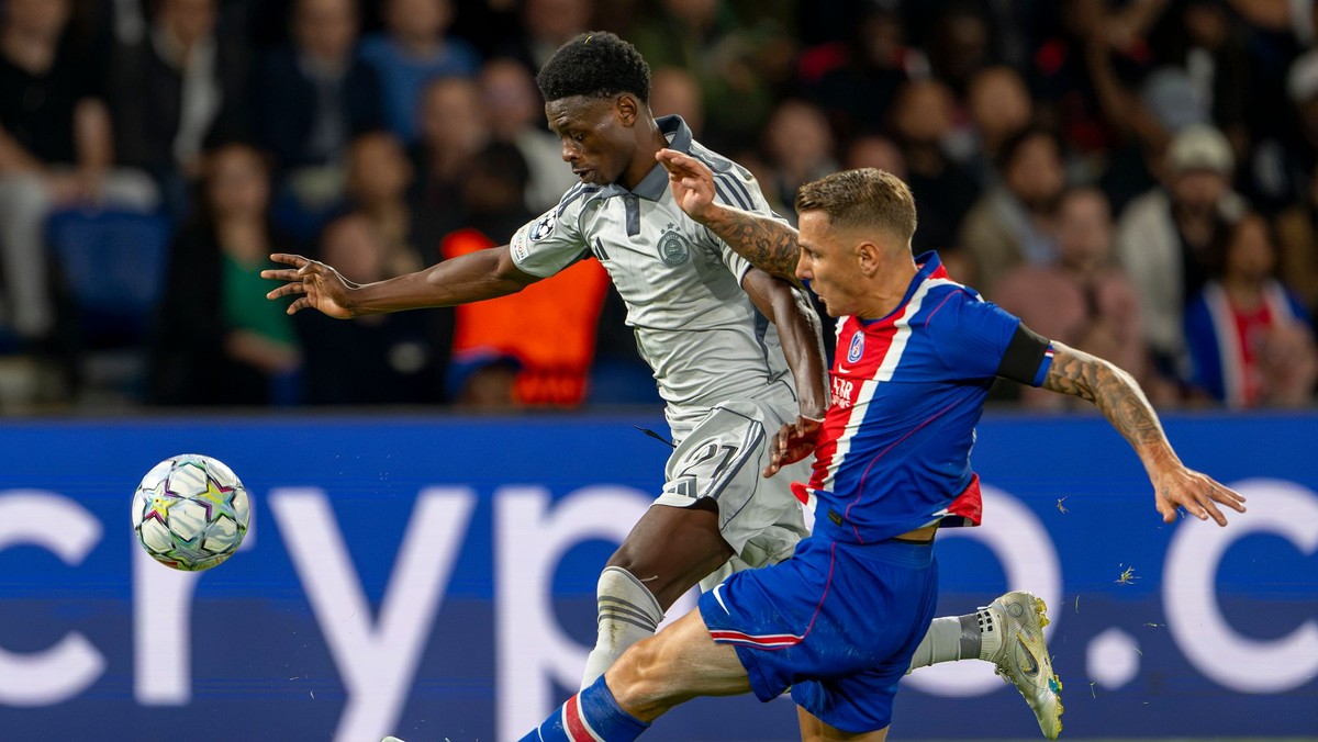 Na snímke hráč Slovana Suleiman Camara (vľavo) a hráč Paríža St. Germain Lucas Digne bojujú o loptu počas zápasu 1. kola ligovej fázy Ligy majstrov vo futbale Paríž St. Germain - ŠK Slovan.