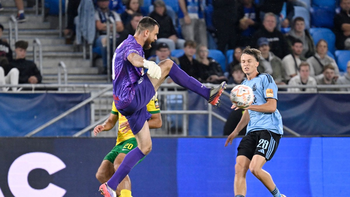 Na snímke vľavo brankár Dávid Šípoš (Žilina) a vpravo Alexej Maroš (Slovan).