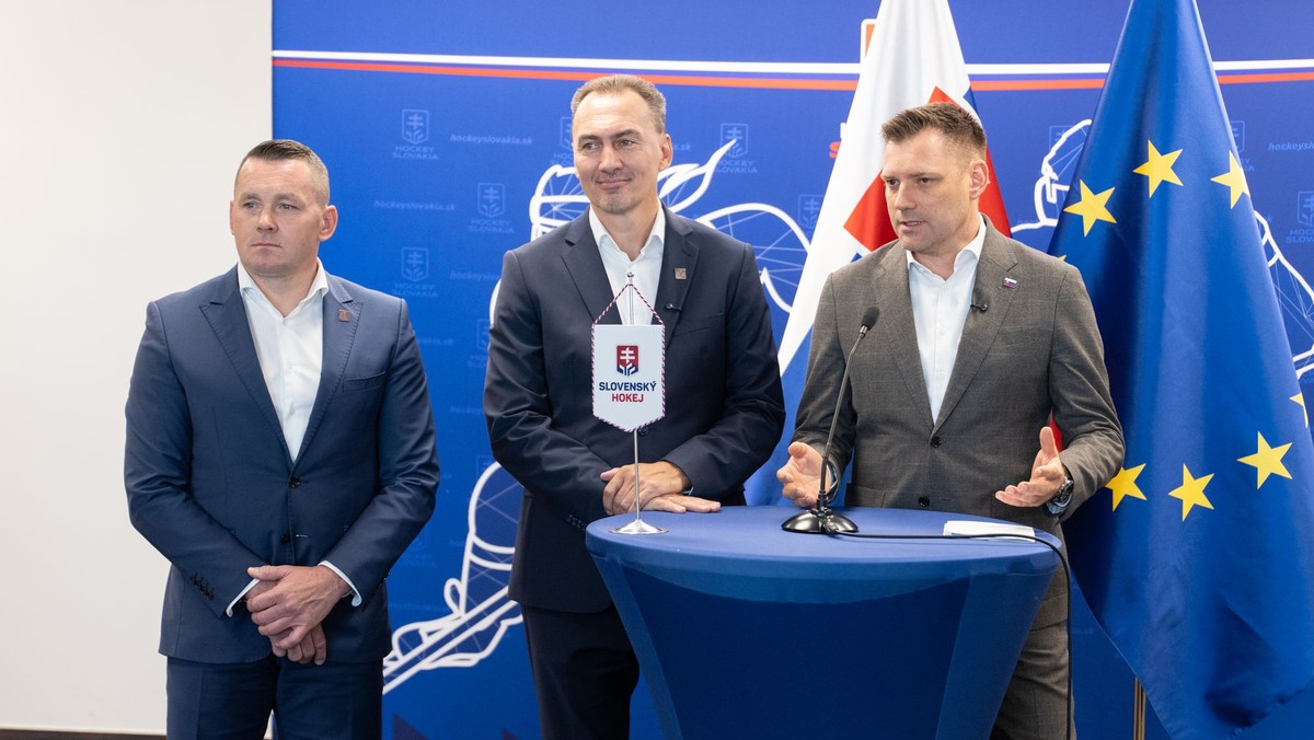 Na snímke zľava generálny sekretár Slovenského zväzu ľadového hokeja (SZĽH) Miroslav Lažo, prezident SZĽH Miroslav Šatan a minister životného prostredia SR Tomáš Taraba (nominant SNS).