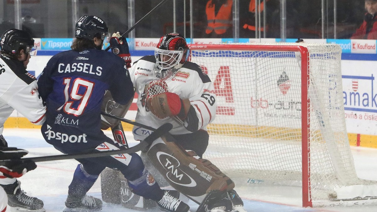 Na snímke zľava Cole Cassels (Zvolen) a brankár Banskej Bystrice Evan Buitenhuis počas zápasu 1. kola Tipsport ligy HC ‘05 TAM Banská Bystrica - HKM Zvolen.