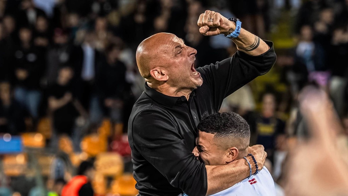 Adrián Guľa oslavuje s hráčmi Rigy