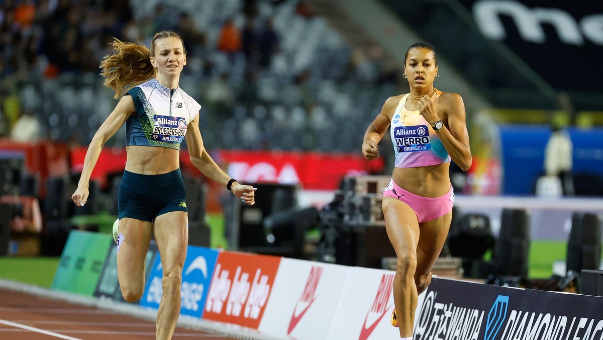 Švajčiarka Audrey Werrová (vpravo) a Holanďanka Femke Broedersová-Bolová v behu žien na 800 metrov na atletickom mítingu Diamantovej ligy v Bruseli.