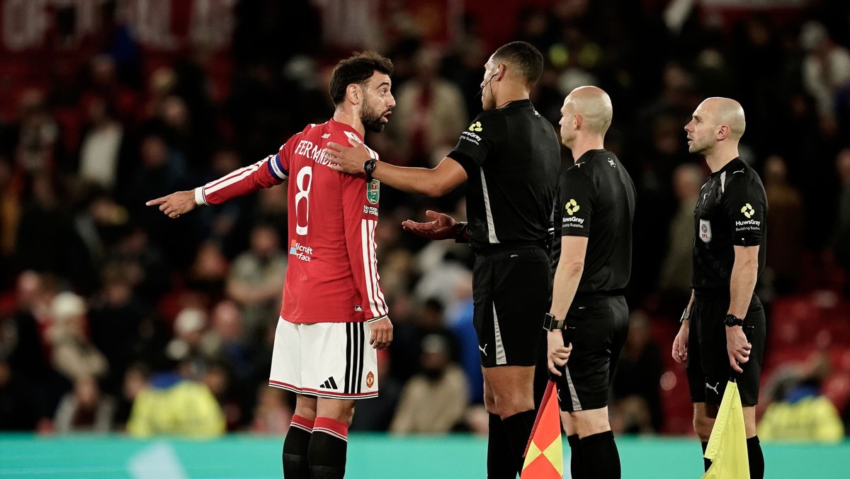 Bruno Fernandes v komunikácii s rozhodcami.