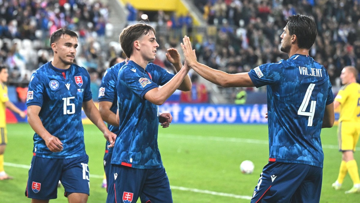 Hráči Slovenska Martin Valjent (vpravo) a David Strelec (vľavo) sa tešia z úvodného gólu, ktorý strelil Leo Sauer (uprostred) počas zápasu C-divízie Ligy národov vo futbale Slovensko - Kazachstan.