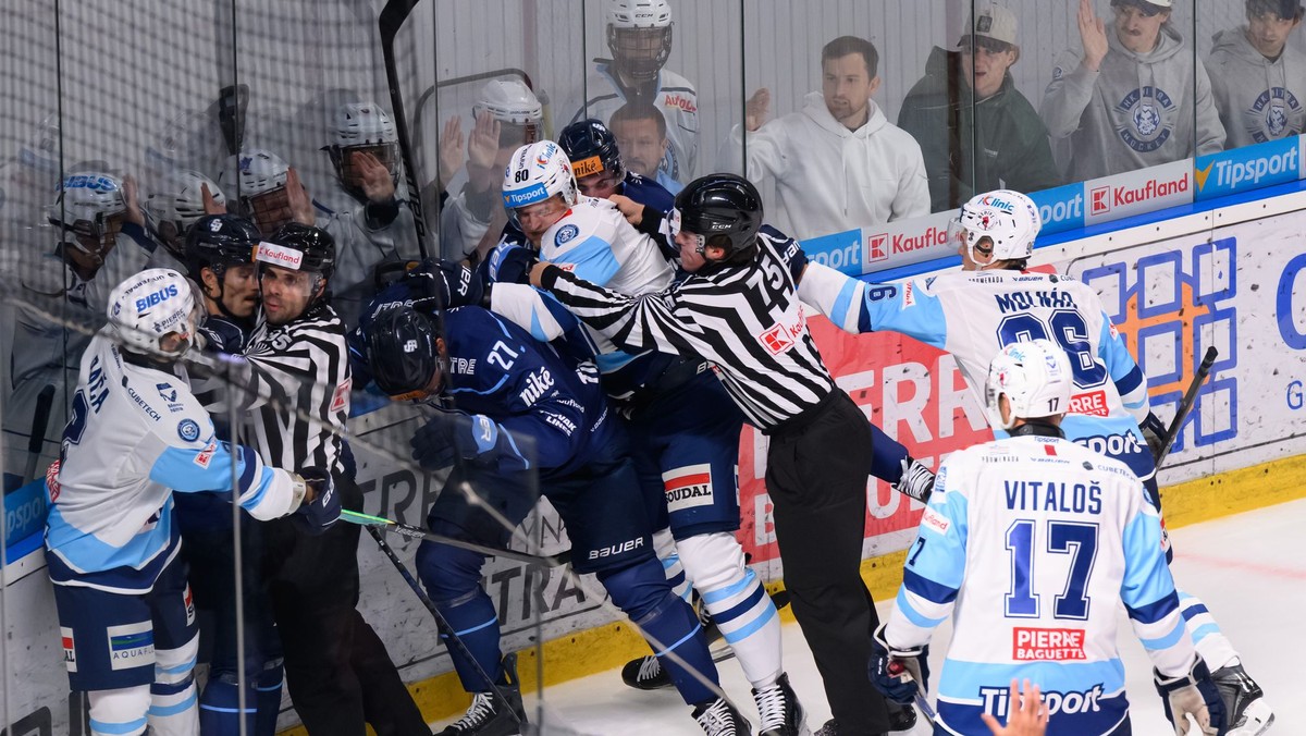 Hromadná šarvátka v zápase 1. kola medzi HK Nitra a HC Slovan Bratislava.