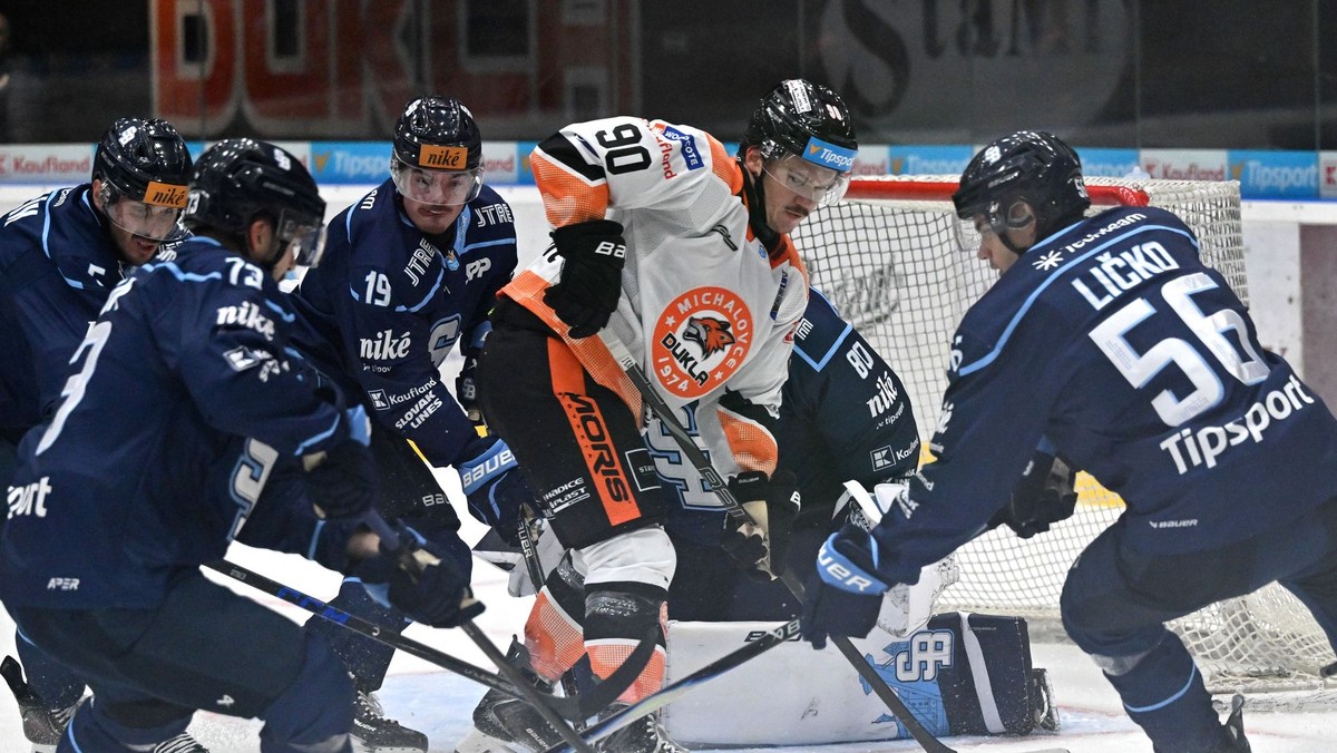 Na snímke druhý sprava Matthew Boucher (Michalovce) v obkľúčení hráčov Slovana v zápase 2. kola hokejovej Tipsport ligy HK Dukla Michalovce - HC Slovan Bratislava.