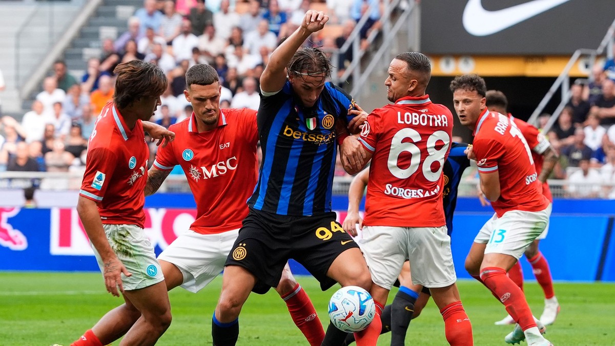 Hráč Interu Miláno Pip Esposito (uprostred) a hráči Neapola Rafa Marin, Antonio Vergara a Stanislav Lobotka v súboji o loptu počas zápasu 3. kola talianskej Serie A Inter Miláno – SSC Neapol.