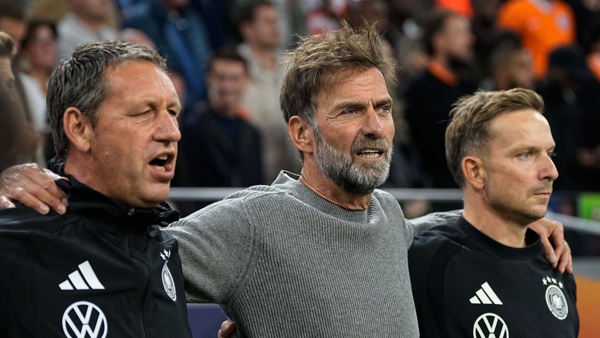 Tréner nemeckej futbalovej reprezentácie Jürgen Klopp (uprostred).