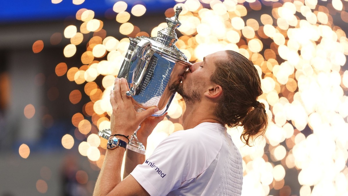 Alexander Zverev s trofejou za víťazstvo na US Open 2026.