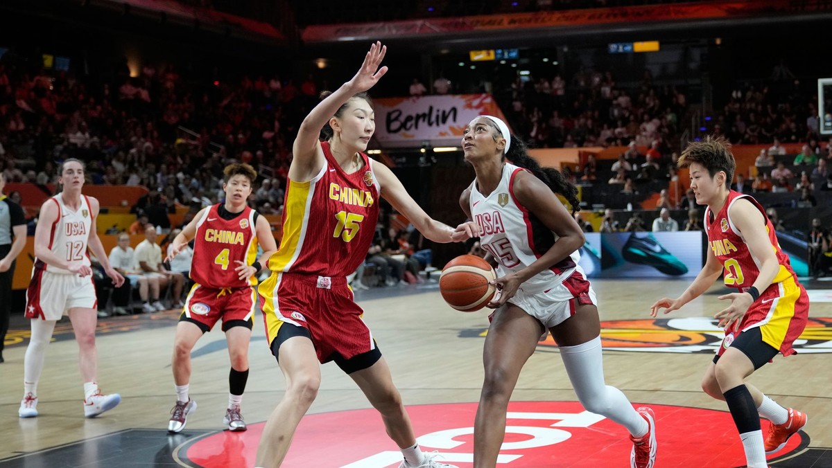 Americká hráčka Angel Reeseová  (uprostred) strieľa na kôš cez brániacu Číňanku Han Xu (vľavo) počas zápasu základnej D-skupiny USA - Čína na majstrovstvách sveta v basketbale žien.