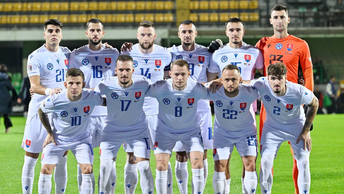 Na snímke základná jedenástka hráčov Slovenska pózuje pred zápasom C-divízie Ligy národov Moldavsko - Slovensko.