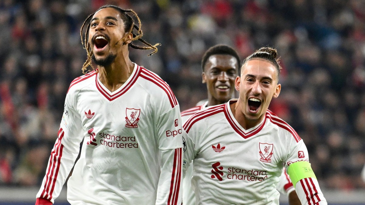 Hráč Liverpoolu Bradley Barcola (vľavo) oslavuje po tom, ako strelil hetrik.