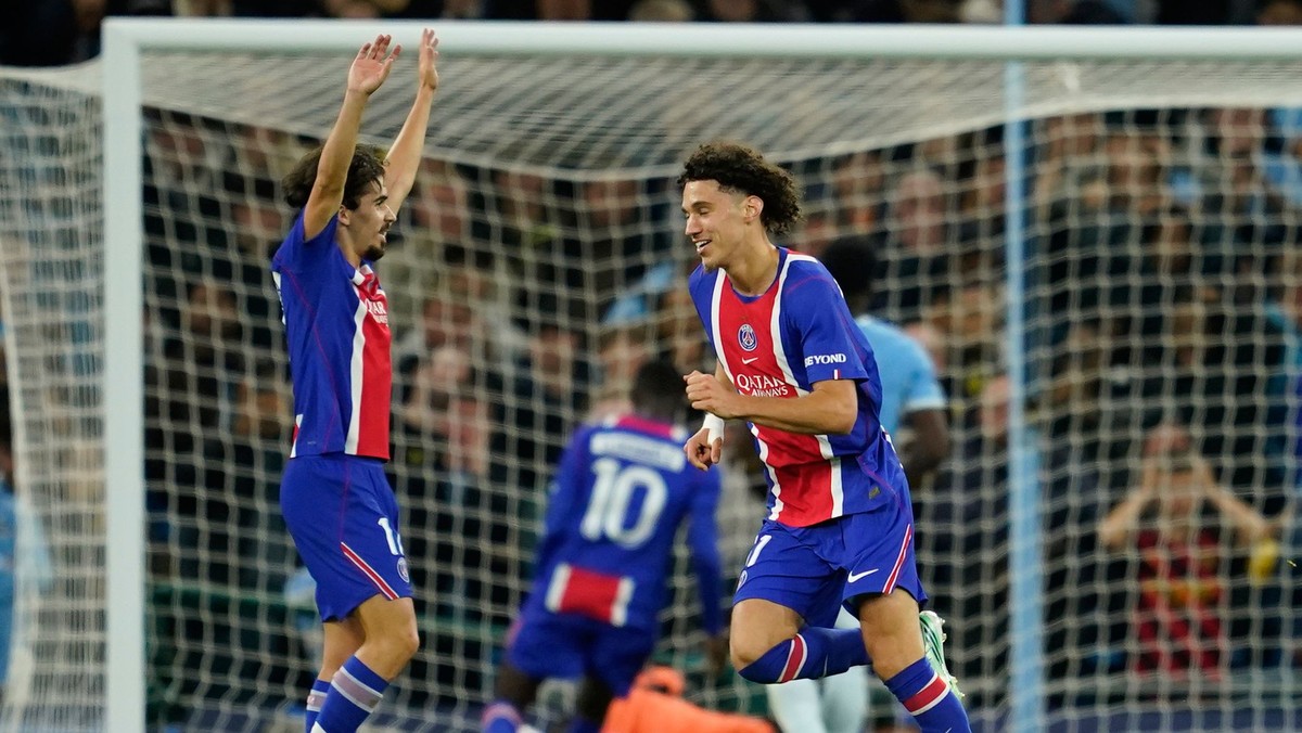 Futbalisti PSG oslavujú gól proti Manchestru City.