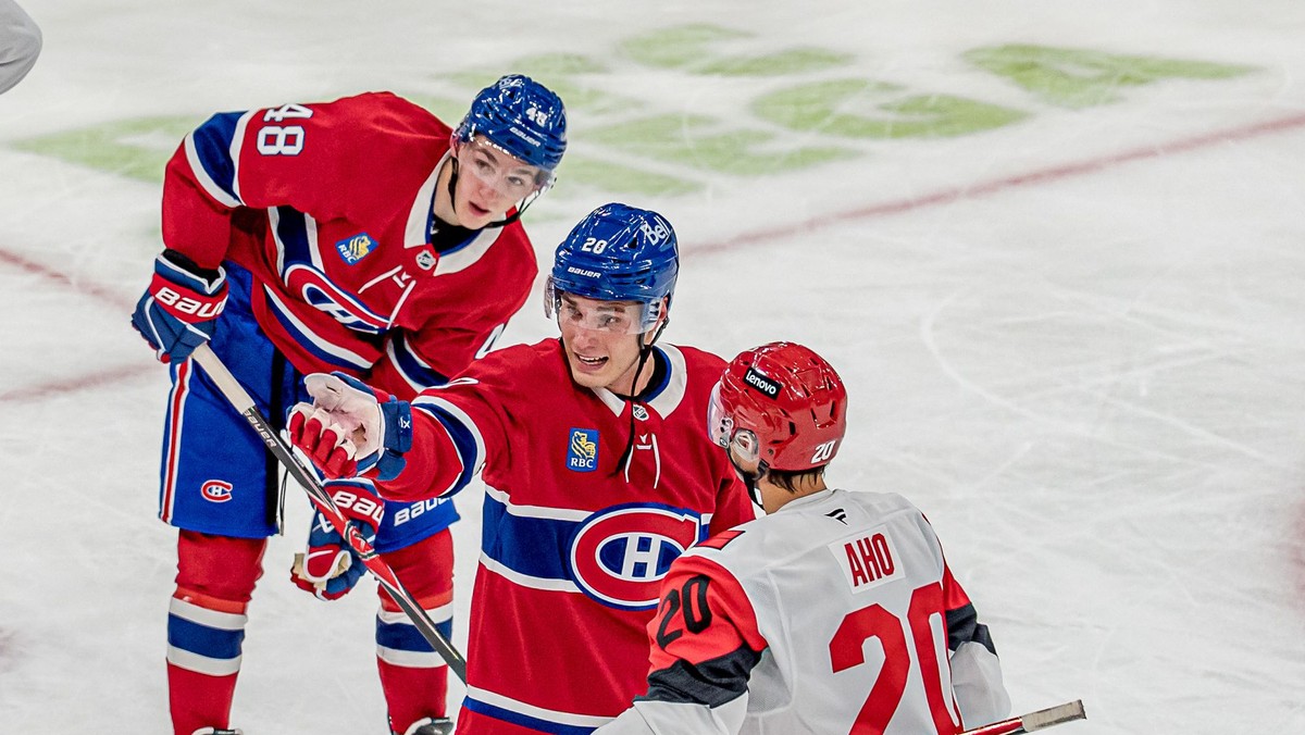 Juraj Slafkovský v prvom domácom zápase novej sezóny NHL. Montreal podľahol Carolina 4:6. 