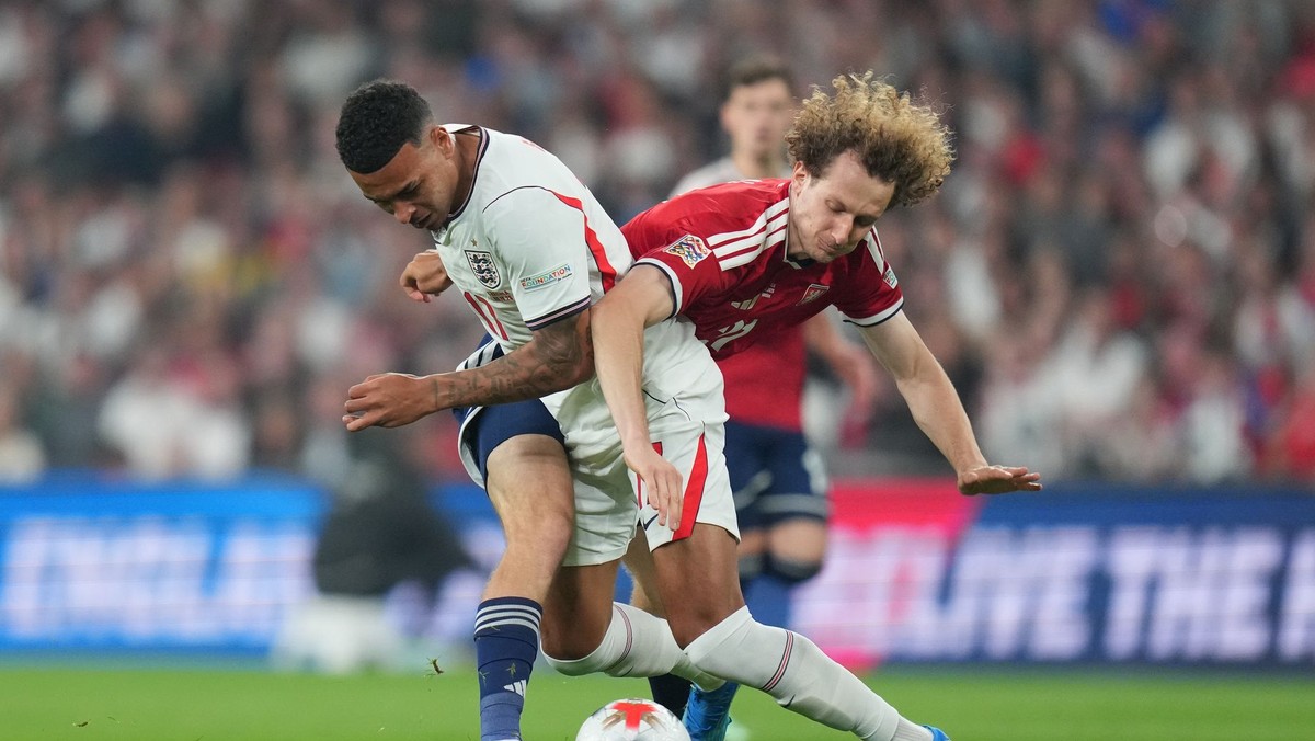 Morgan Rogers (vľavo) z Anglicka a Alex Král z Česka bojujú o loptu v zápase A-divízie Ligy národov vo futbale Anglicko - Česko v Londýne.