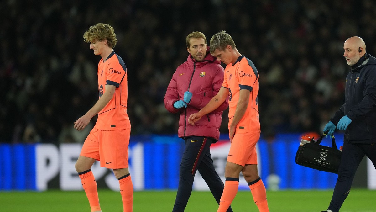 Na snímke zranený futbalista Barcelony Dani Olmo.