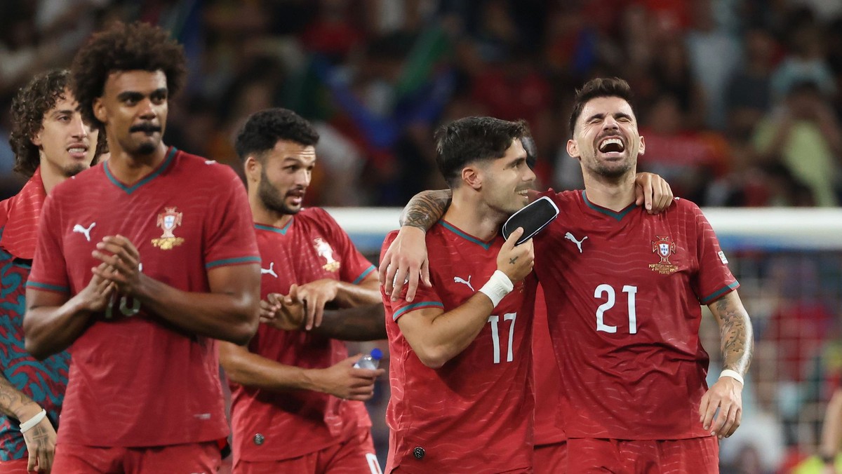 Futbalisti Portugalska oslavujú víťazstvo.