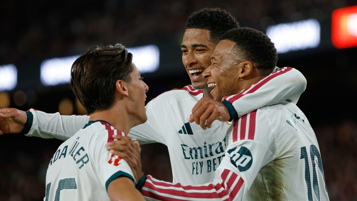 Futbalisti Realu Madrid oslavujú gól do siete Barcelony.